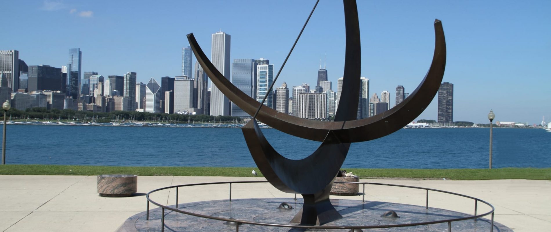 Chicago_-_Sundial__Men_enters_the_Cosmos__-_vor_dem_Adler_Planetarium_scaled shadow IT digital transformation